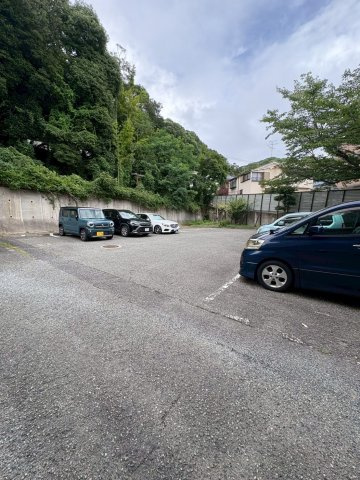 高倉山ハイツの駐車場|車をお持ちの方に嬉しい駐車場付きの物件です