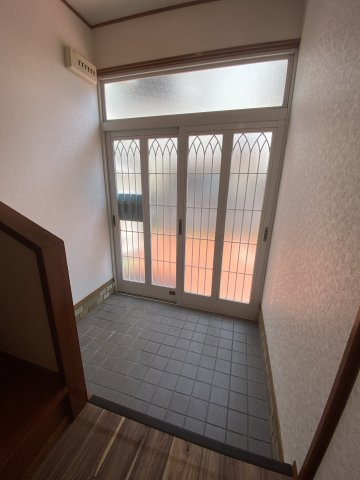 離宮前町１丁目貸家の玄関