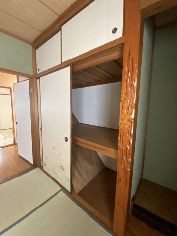 離宮前町１丁目貸家の収納