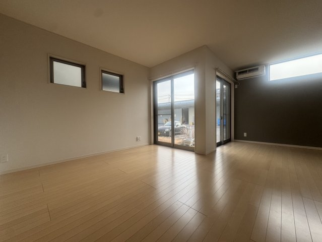 築浅・駐車2台　LDK18帖の戸建の居間・リビング