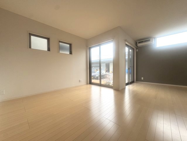 愛生町戸建の居間・リビング