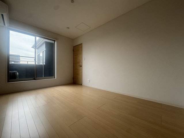 築浅・駐車2台　LDK18帖の戸建の内装