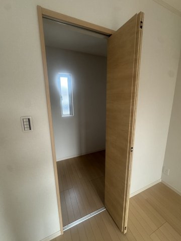 築浅・駐車2台　LDK18帖の戸建の収納|WIC