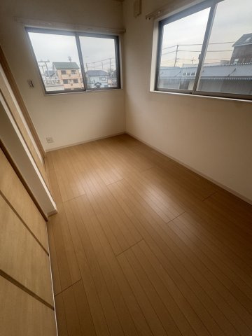 愛生町戸建の洋室