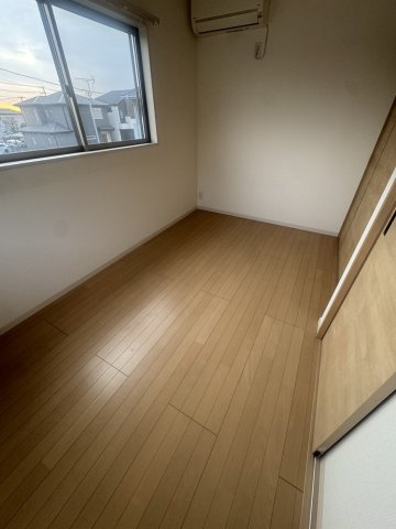 愛生町戸建の洋室