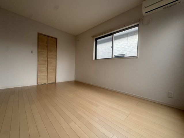 愛生町戸建の洋室