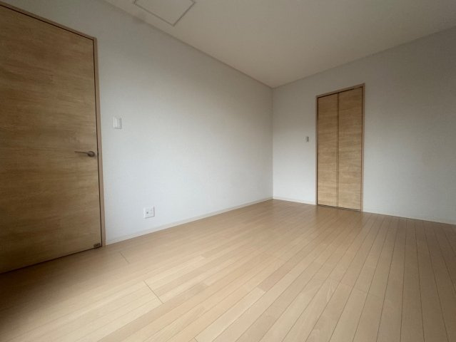 愛生町戸建の洋室