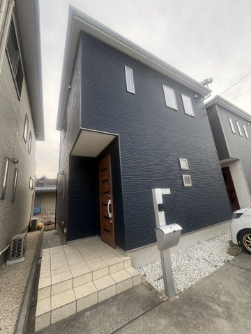 築浅・駐車2台　LDK18帖の戸建の外観