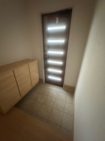 愛生町戸建の玄関