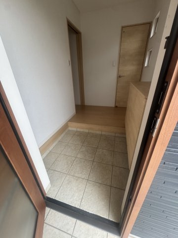 愛生町戸建の玄関