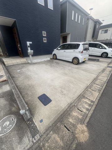 築浅・駐車2台　LDK18帖の戸建の駐車場