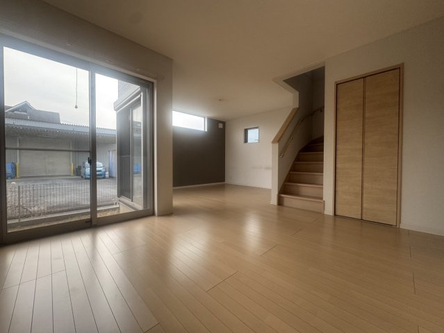 築浅・駐車2台　LDK18帖の戸建の居間・リビング