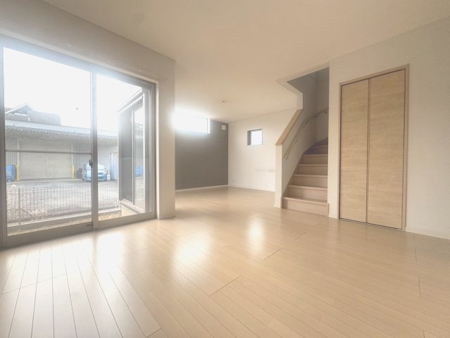 愛生町戸建の居間・リビング