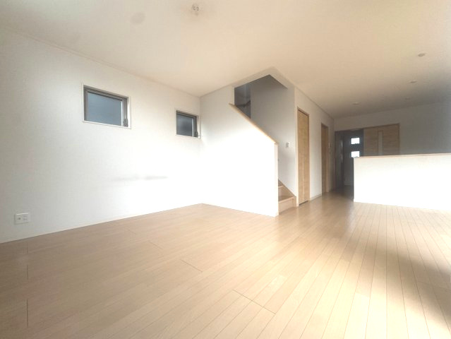 愛生町戸建の居間・リビング