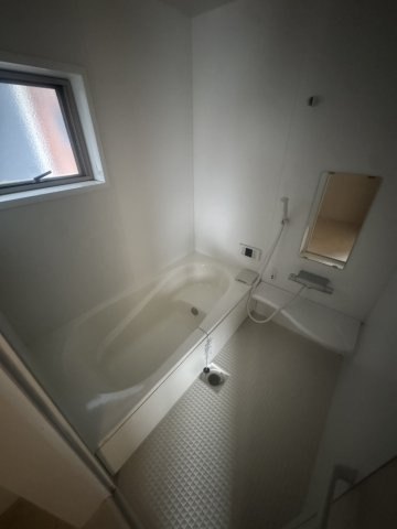 築浅・駐車2台　LDK18帖の戸建の浴室