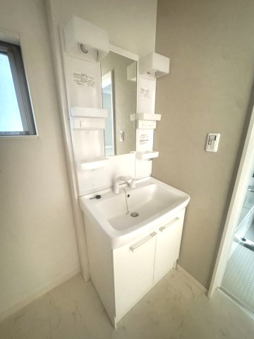 愛生町戸建の独立洗面台