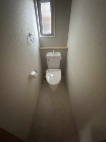 築浅・駐車2台　LDK18帖の戸建のトイレ