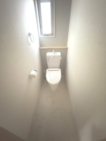 愛生町戸建のトイレ