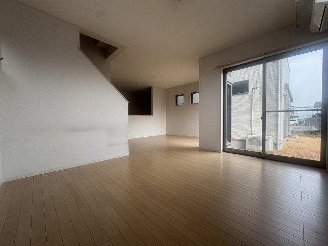 築浅・駐車2台　LDK18帖の戸建の居間・リビング