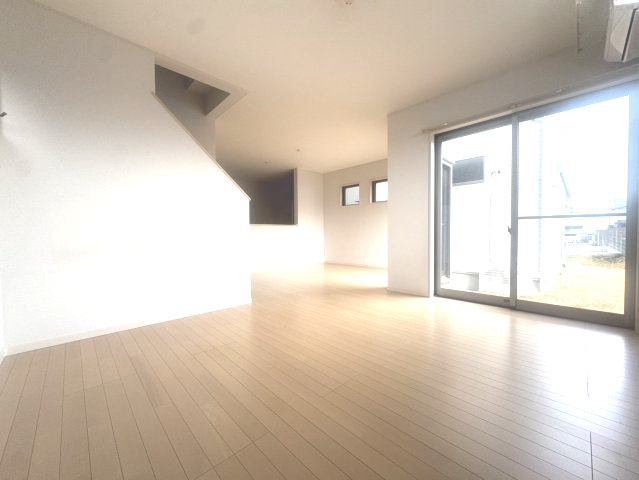愛生町戸建の居間・リビング