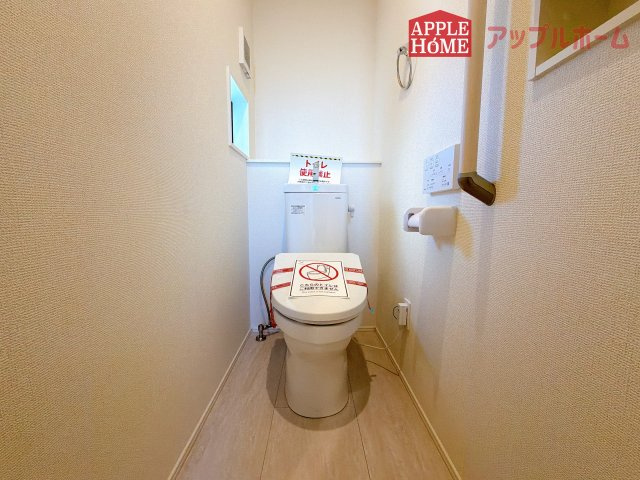 [新築住宅] さいたま市見沼区深作 11期 全6棟のトイレ|白を基調とした清潔感のある明るい空間。温水洗浄便座付きで、毎日快適・清潔に使用できます。操作しやすい壁面リモコンを採用しています。