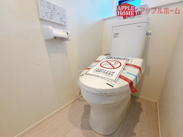 [新築住宅] さいたま市見沼区深作 11期 全6棟のトイレ|白を基調とした清潔感のある明るい空間。温水洗浄便座付きで、毎日快適・清潔に使用できます。操作しやすい壁面リモコンを採用しています。