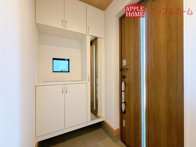 [新築住宅] さいたま市見沼区深作 11期 全6棟の玄関|住まう人も来客も入った時にワクワクさせてくれるオシャレな玄関♪収納もたっぷりあるので、靴がたくさんあっても安心！