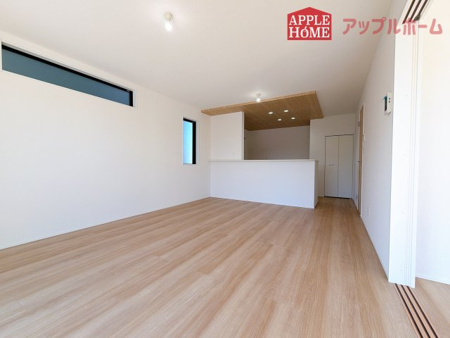 [新築住宅] さいたま市見沼区深作 11期 全6棟の居間・リビング|広々リビング×対面キッチンで家族の会話も弾みます♪家族団らんの秘訣は間取りにあり☆夢のマイホームを一緒に叶えましょう！