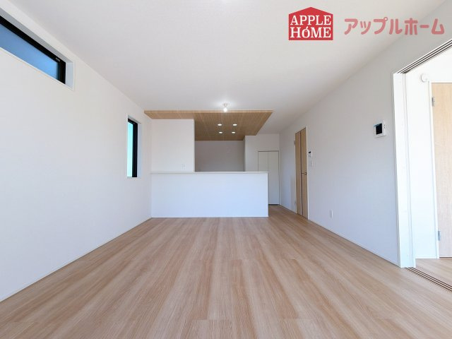 [新築住宅] さいたま市見沼区深作 11期 全6棟の居間・リビング|窓から差し込む光で家族を温かく包み込みます。明るいリビングで子育てする喜びを☆いつでも見学可能です！