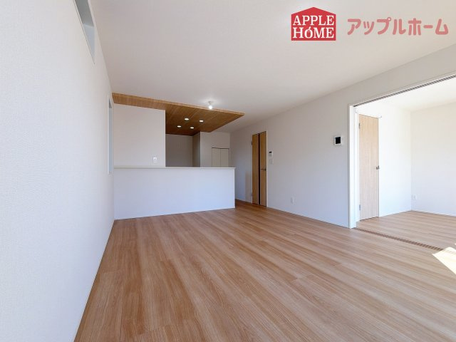 [新築住宅] さいたま市見沼区深作 11期 全6棟の居間・リビング|人気の対面式キッチンで会話も弾みます！お食事の準備をしながらでもご家族とのコミュニケーションを楽しめますね♪友人とのホームパーティーも可能です☆