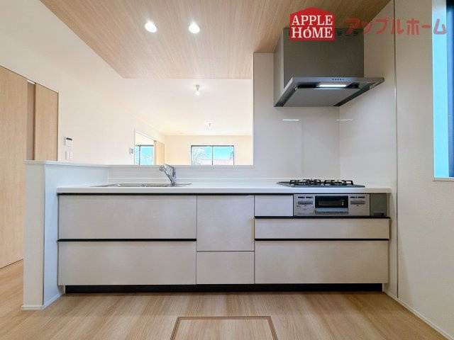 [新築住宅] さいたま市見沼区深作 11期 全6棟のキッチン|見栄えもよくお手入れもスムーズに出来ます。豊富な収納力もございますので、キッチンスペースをスッキリとお使い頂けそうです。