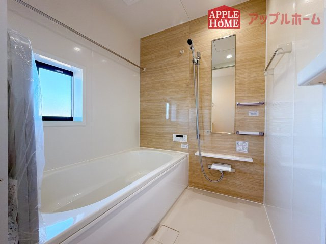 [新築住宅] さいたま市見沼区深作 11期 全6棟の浴室|窓付きのバスルームは、採光もあり明るく気持ちの良い空間です。窓があることで、換気環境も良好。掃除もスムーズに出来ます