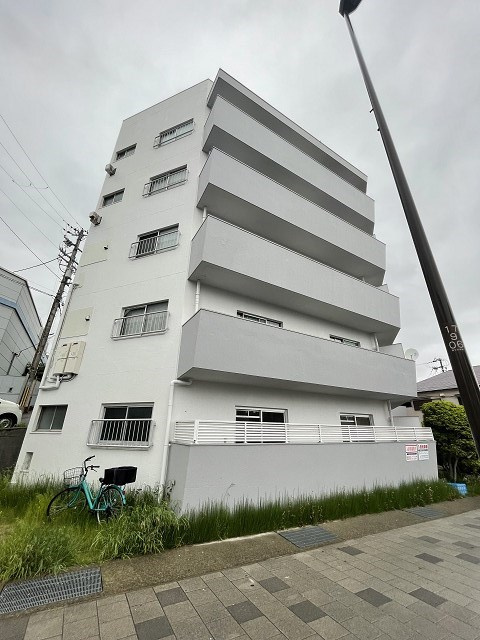 郷免住宅ビルの外観