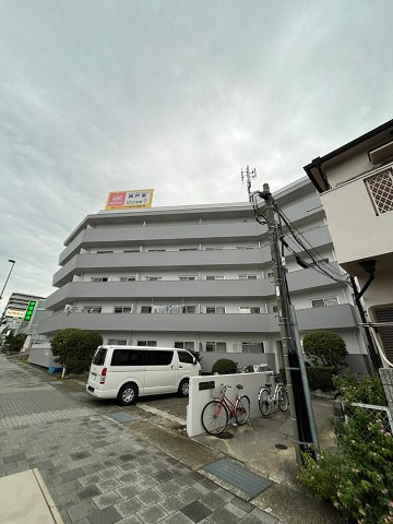 郷免住宅ビルの外観
