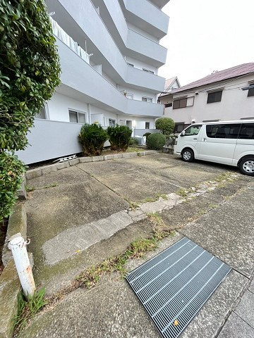 郷免住宅ビルの外観