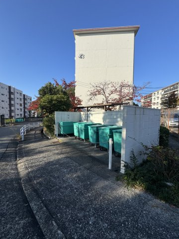 高倉台10団地43号棟の駐車場