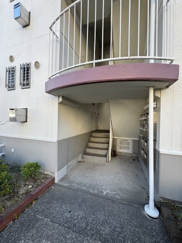 高倉台10団地43号棟のエントランス