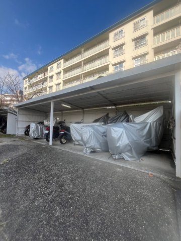 高倉台４団地１６号棟の駐車場