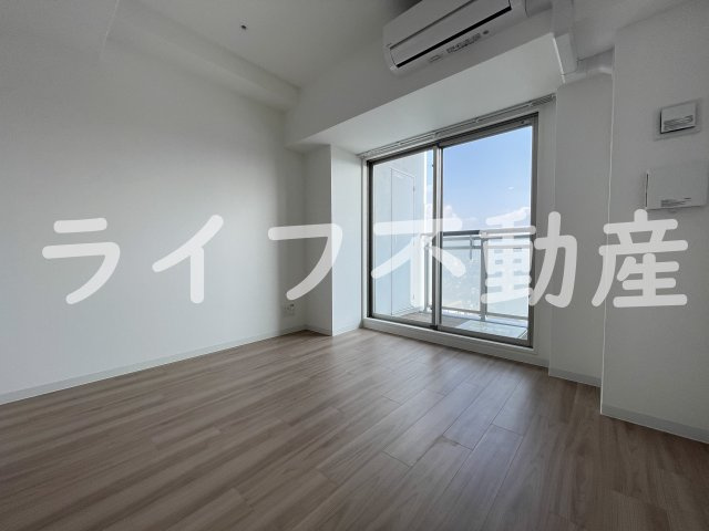 ワールドアイ大阪城EASTアドバンスの居間・リビング|こちらのリビングで趣味の時間をお楽しみください