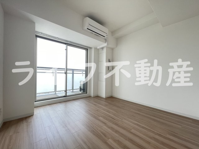 ワールドアイ大阪城EASTアドバンスの居間・リビング|こちらのリビングで趣味の時間をお楽しみください