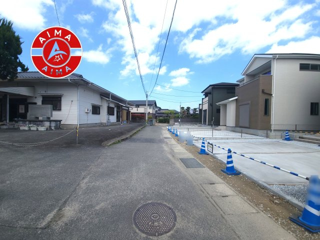 糟屋郡宇美町宇美中央1丁目第4-3棟（2号棟）の前面道路含む現地写真|前面道路は閑静な住宅地をはしる車通りの少ない道路。お車の出し入れが苦手なママや小さなお子様にも安心ですね。しっかり舗装もされているので、ベビーカーや自転車で通っても快適に通行できます。