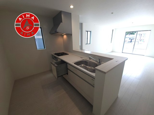 糟屋郡宇美町宇美中央1丁目第4-3棟（2号棟）のキッチン|ダイニングテーブルへの配膳がラクラク、お料理はかどるカウンター付きシステムキッチン！