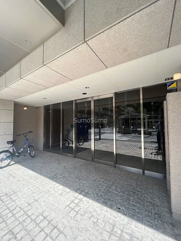 ル・パルトネール難波のエントランス|建物の内部です
