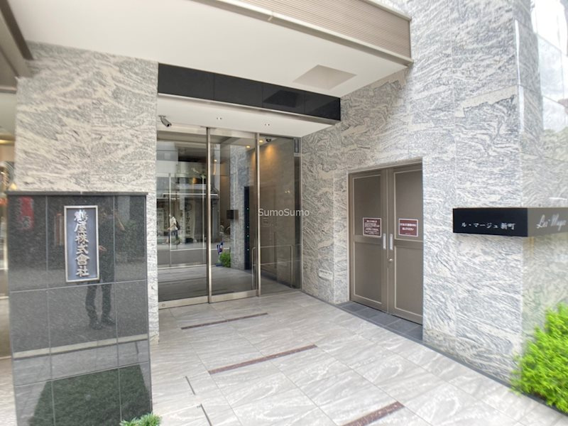 ル・マージュ新町のエントランス
