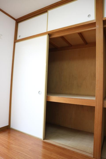 【収納】 | アイエムハイツ東中山 | 壁一面の押入れでたっぷり入ります。