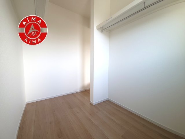 糟屋郡宇美町宇美中央1丁目第4-3棟（3号棟）の収納|洋服や大きな荷物が多い方や人数の多いご家族などは、一般的なクローゼットよりもウォークインクローゼットのほうが使い勝手が良いです。