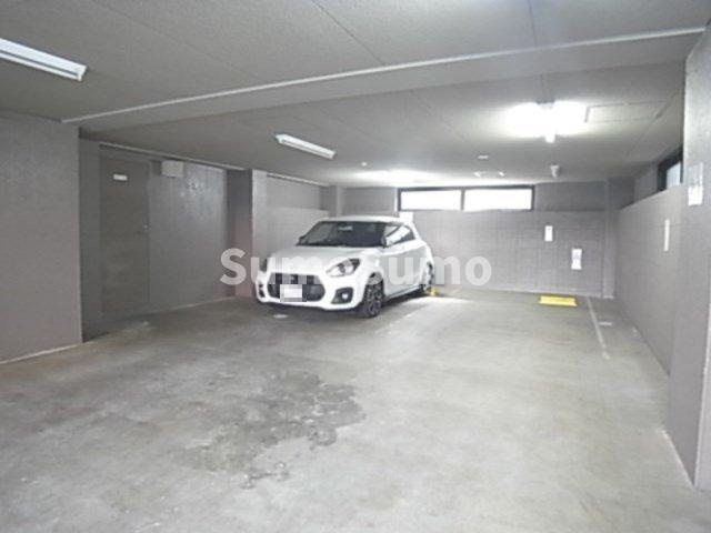 リーガル神戸中山手通の駐車場