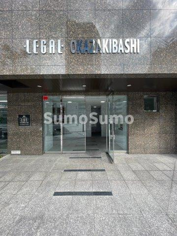 リーガル岡崎橋のエントランス