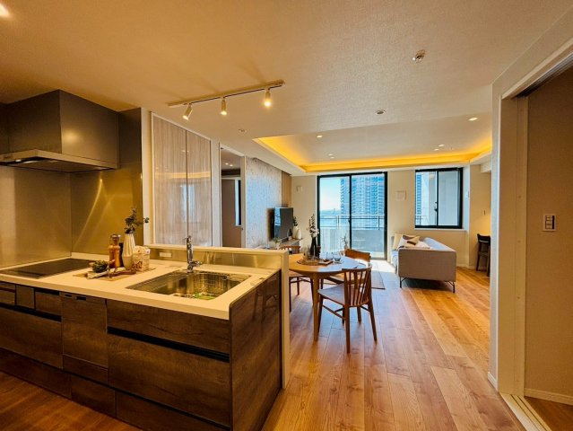 キッチン側から見た居間とバルコニーの様子です。