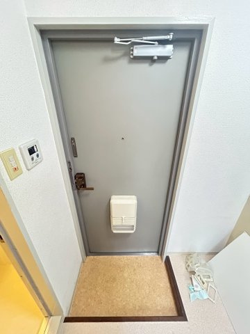 三景マンションの玄関